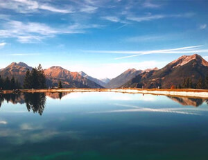 阿鲁索斯州队获得辉煌胜利,高举奖杯!