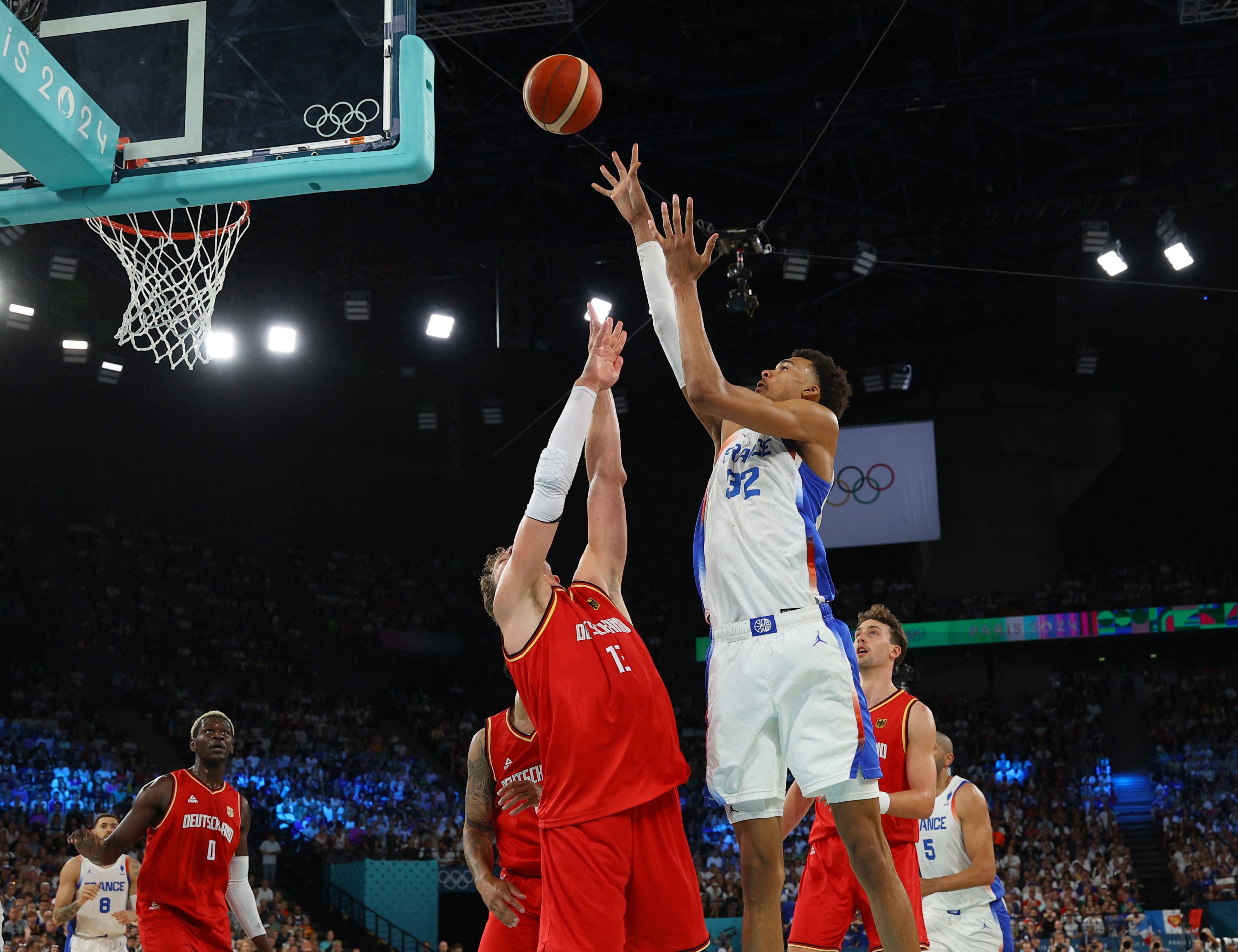 令人回味无穷的篮球赛场精彩瞬间