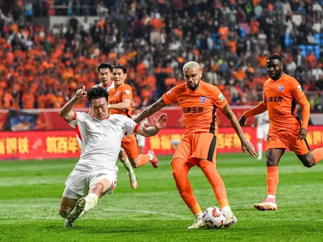 包含足坛对决，豪强争霸一触即发的词条