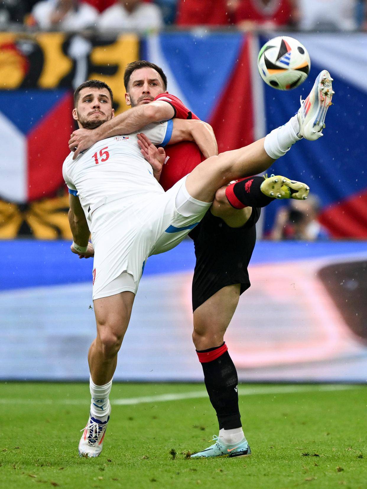 以色列队在欧预赛比赛中力克对手，表现抢眼