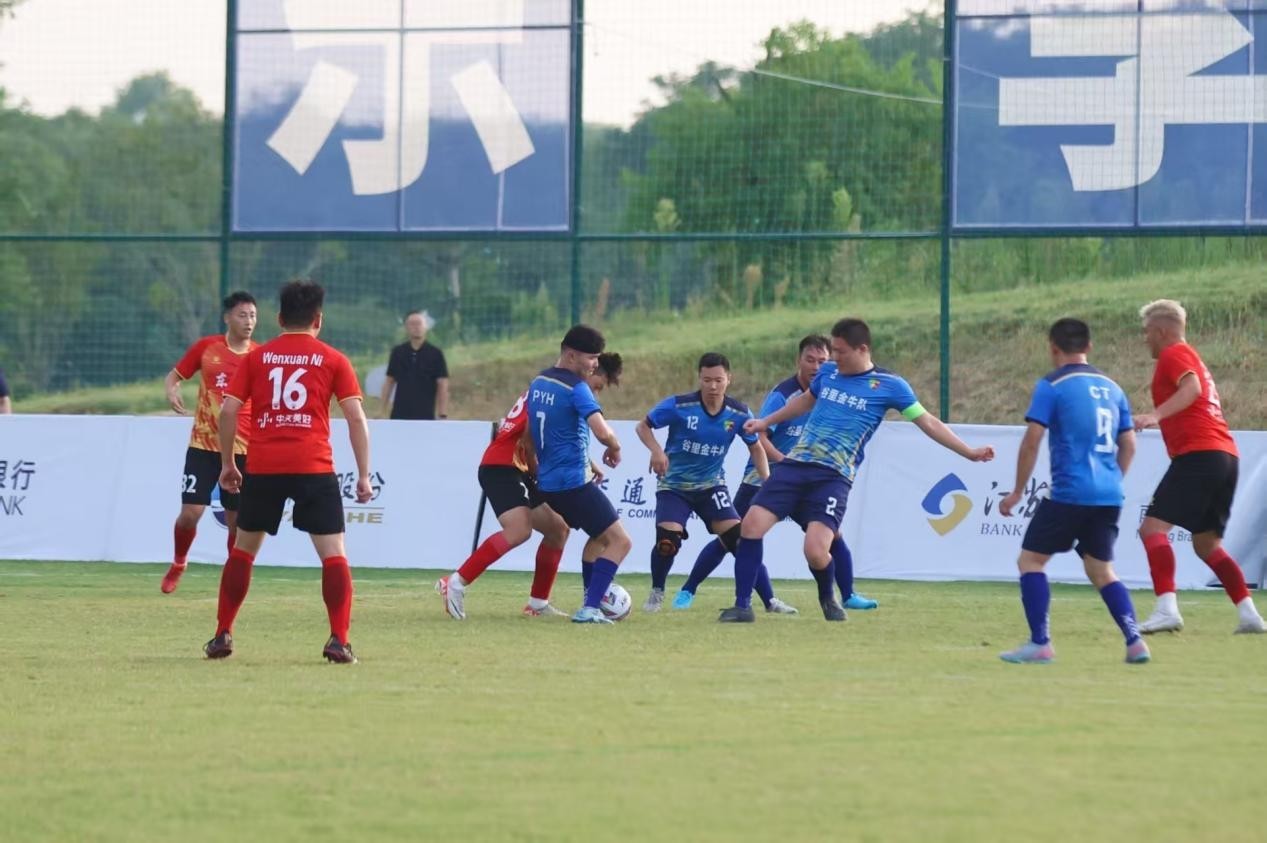 惊险刺激的足球比赛，引人入胜